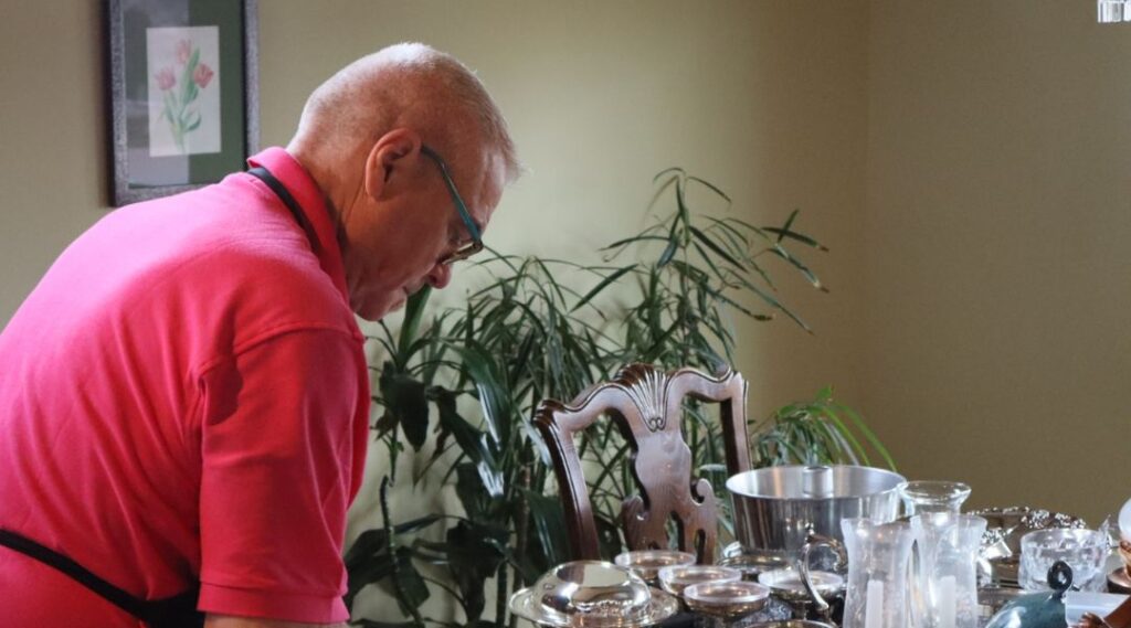 Owner eddie wapping dishes before packing